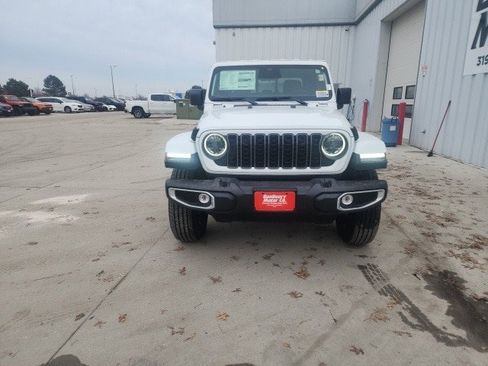 New 2026 Jeep Gladiator Sahara image 8