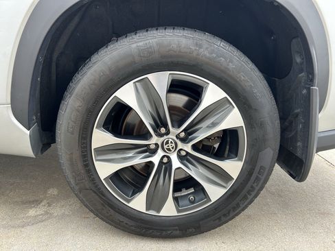Used 2020 Toyota Highlander XLE AWD/4WD image 11