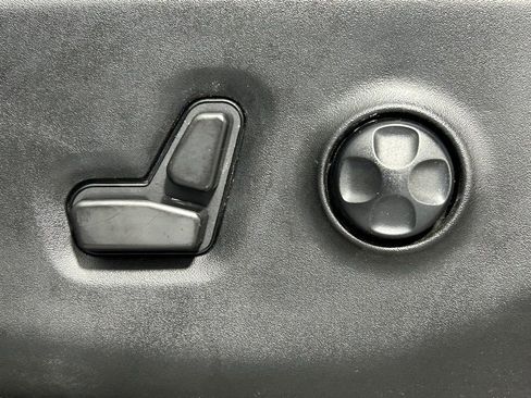 Used 2023 Chrysler Pacifica Limited image 32