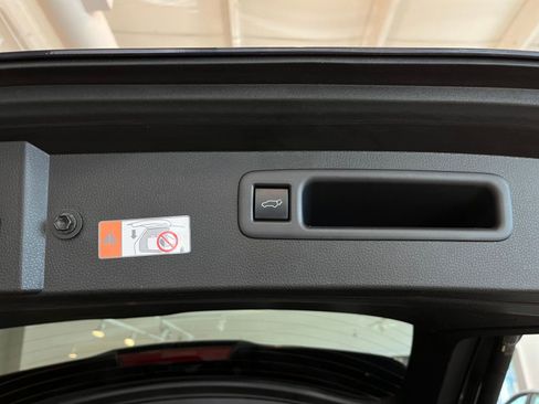 Used 2025 Toyota Highlander LE FWD image 23