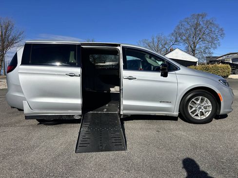 Used 2024 Chrysler Pacifica Touring-L FWD image 5
