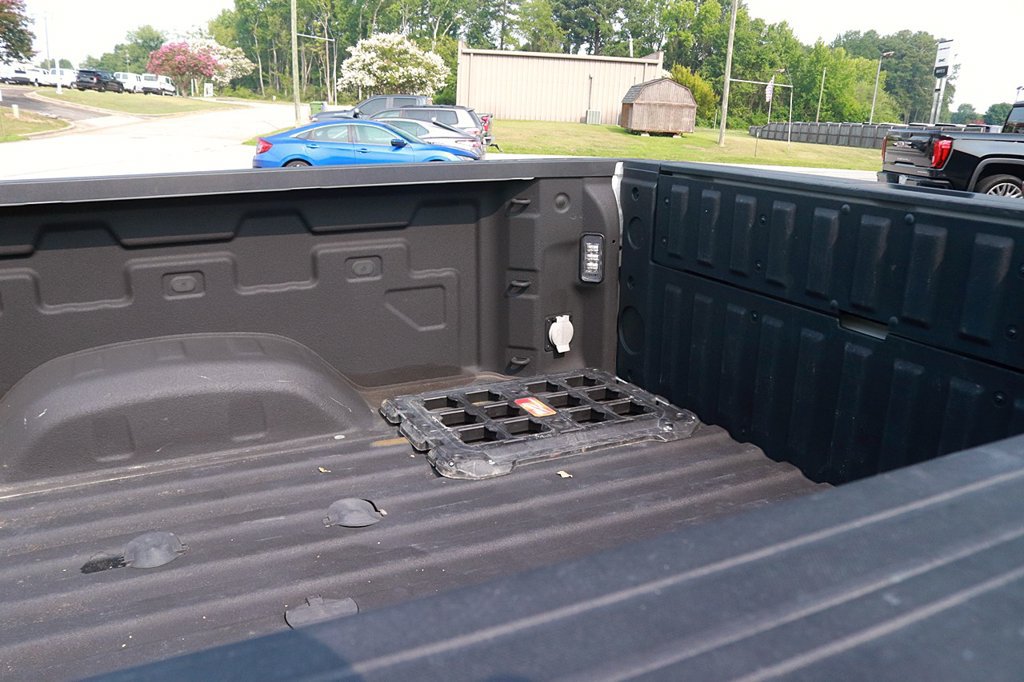 Used 2024 Chevrolet Silverado 2500 High Country w/ Technology Package AWD/4WD image 9