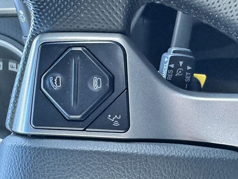 Used 2015 Toyota Tacoma w/ SR5 Package image 37