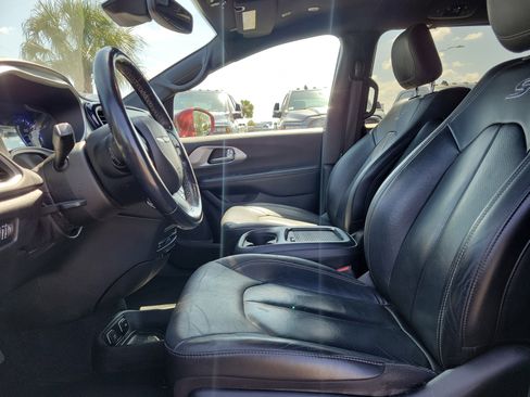 Used 2021 Chrysler Pacifica Touring-L w/ Uconnect Theater Family Group FWD image 14