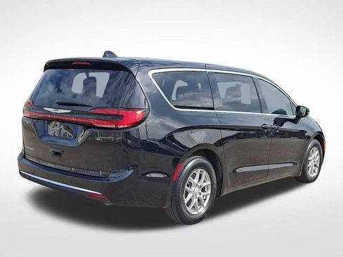 Used 2025 Chrysler Pacifica Select image 6