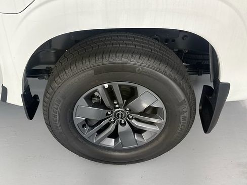 New 2025 Nissan Frontier SV w/ SV Convenience Package image 11