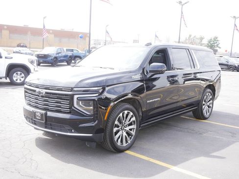 Used 2025 Chevrolet Suburban High Country AWD/4WD image 4