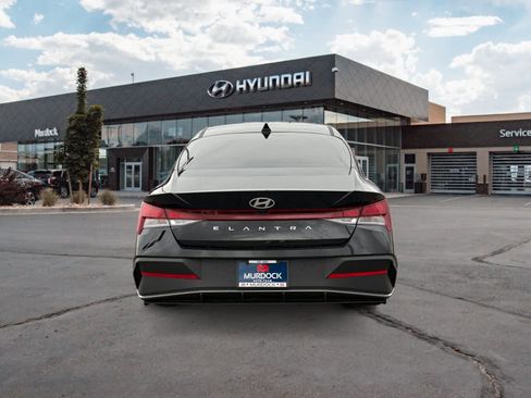 Certified 2025 Hyundai Elantra SE image 4