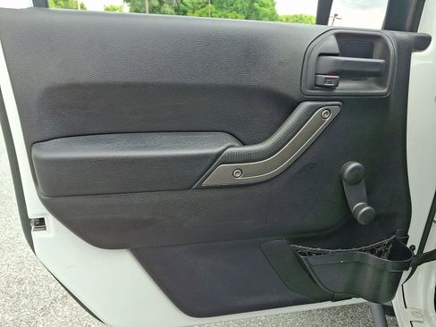 Used 2015 Jeep Wrangler Sport AWD/4WD image 12