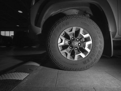 Used 2023 Toyota Tacoma TRD Off-Road w/ TRD Premium Off Road Package AWD/4WD image 5