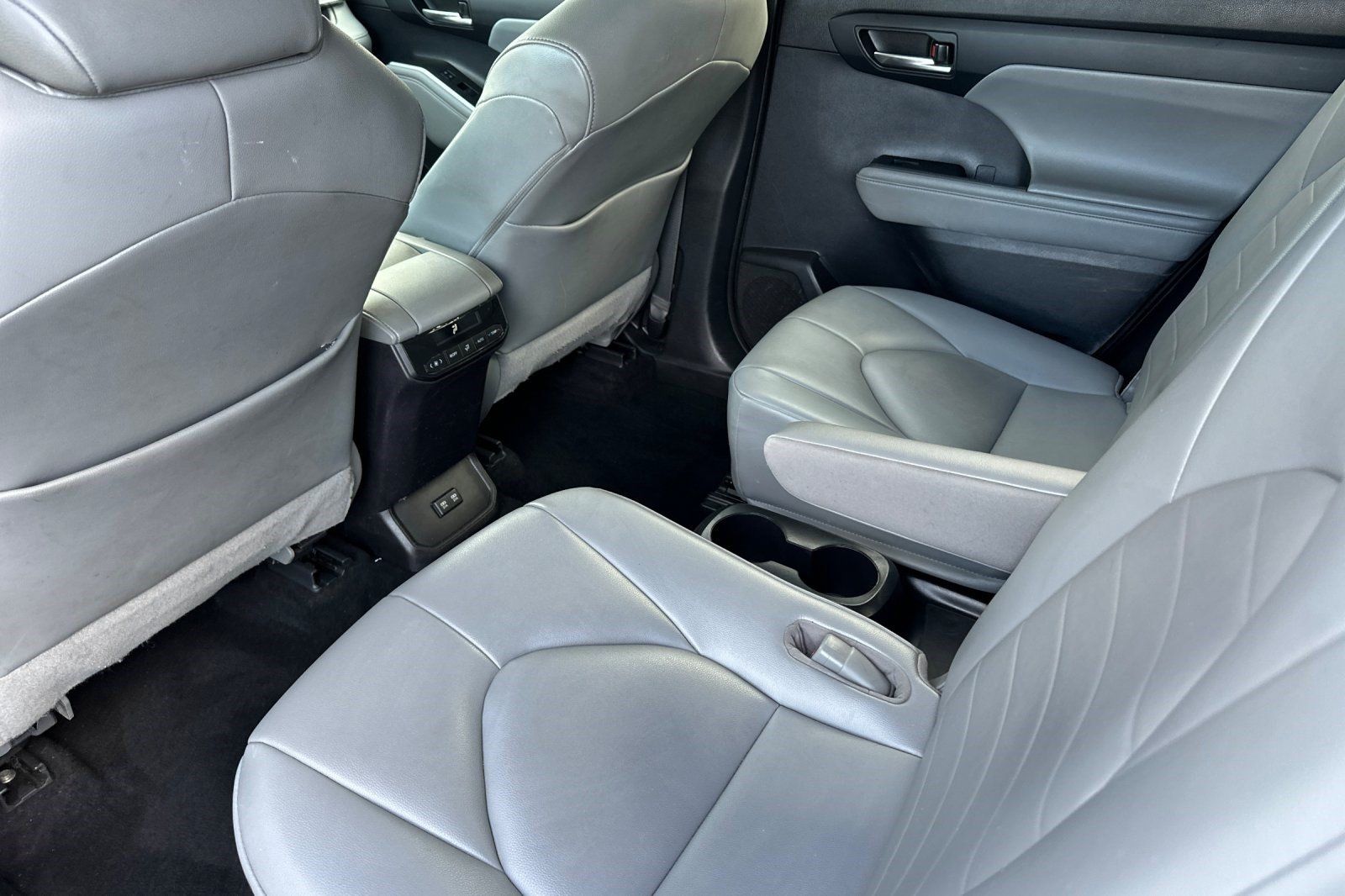 Used 2021 Toyota Highlander XLE AWD/4WD image 27