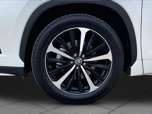 Used 2021 Toyota Highlander XSE FWD image 11