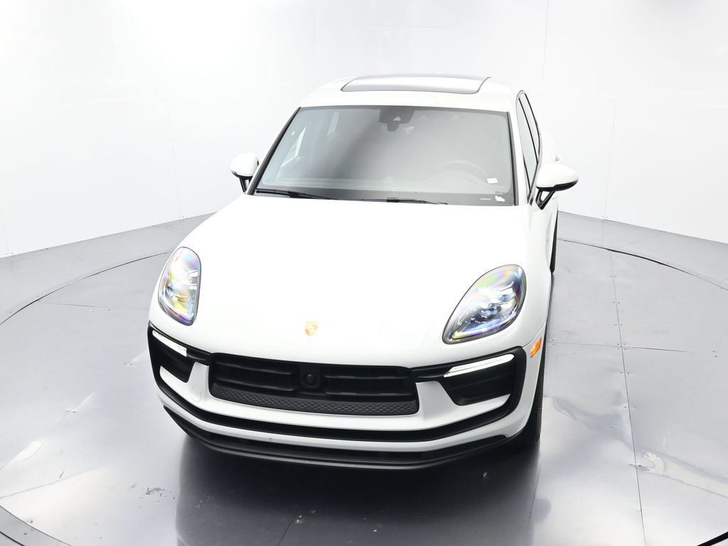 Certified 2025 Porsche Macan AWD/4WD image 42