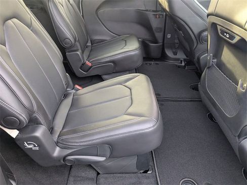 New 2026 Chrysler Pacifica Select image 31