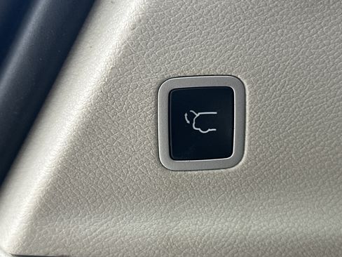 Used 2024 Chrysler Voyager LX image 18