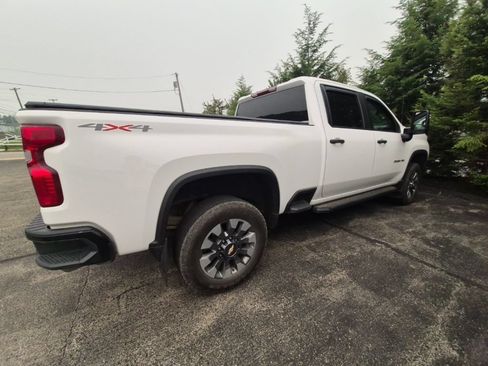 Used 2024 Chevrolet Silverado 2500 Custom w/ Custom Value Package AWD/4WD image 8