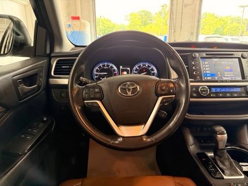 Used 2017 Toyota Highlander Limited AWD/4WD image 19