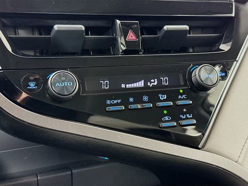 Used 2022 Toyota Camry XLE image 15