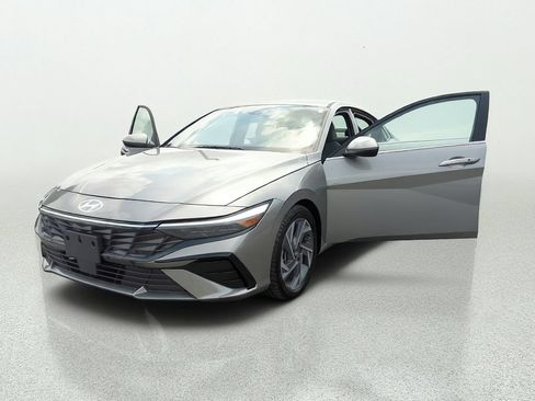 Used 2025 Hyundai Elantra SEL FWD image 11