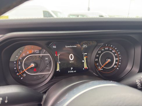 Used 2025 Jeep Wrangler Unlimited Sahara AWD/4WD image 10