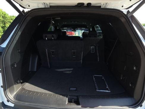 Used 2023 Chevrolet Traverse LT FWD image 16