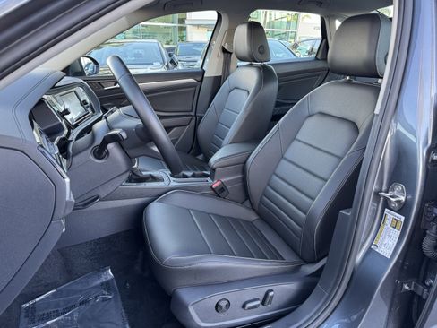 Certified 2024 Volkswagen Jetta SE w/ Panoramic Sunroof Package image 15