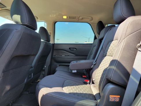 Used 2024 Nissan Pathfinder SV image 10