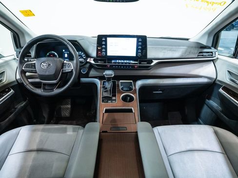 Used 2024 Toyota Sienna XLE image 14