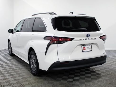 Certified 2021 Toyota Sienna LE image 4