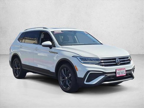 Certified 2022 Volkswagen Tiguan SE w/ Panoramic Sunroof Package AWD/4WD image 3