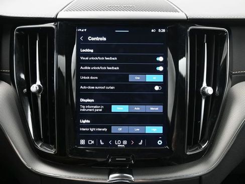 Used 2022 Volvo XC60 B6 R-Design w/ Protection Package Premier image 17