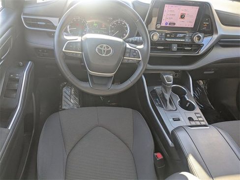 Used 2023 Toyota Highlander LE image 29