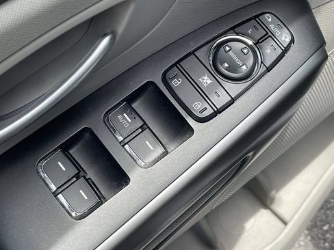 Used 2018 Kia Sedona LX w/ LX Essentials Premium Package FWD image 17