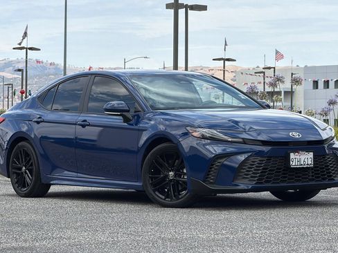 Used 2025 Toyota Camry SE FWD image 2