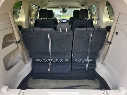 Used 2023 Chrysler Voyager LX FWD image 12