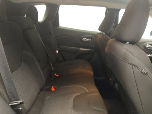 Used 2021 Jeep Cherokee Latitude FWD image 19
