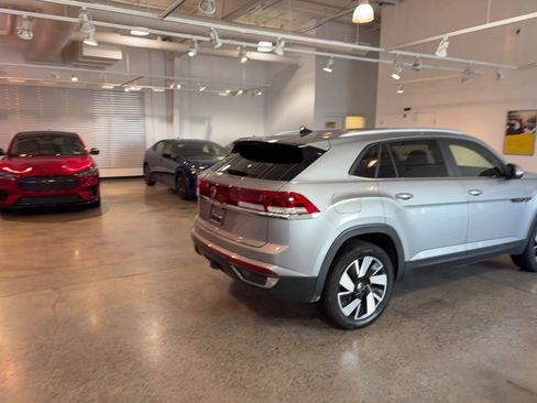 Used 2025 Volkswagen Atlas Cross Sport SE image 15