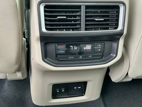 Certified 2025 Volkswagen Atlas SE w/ Panoramic Sunroof Package FWD image 17