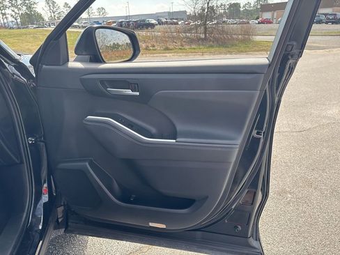 Certified 2024 Toyota Highlander XLE image 41