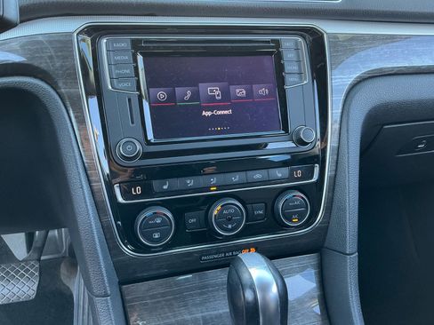 Used 2018 Volkswagen Passat 2.0T SE image 12