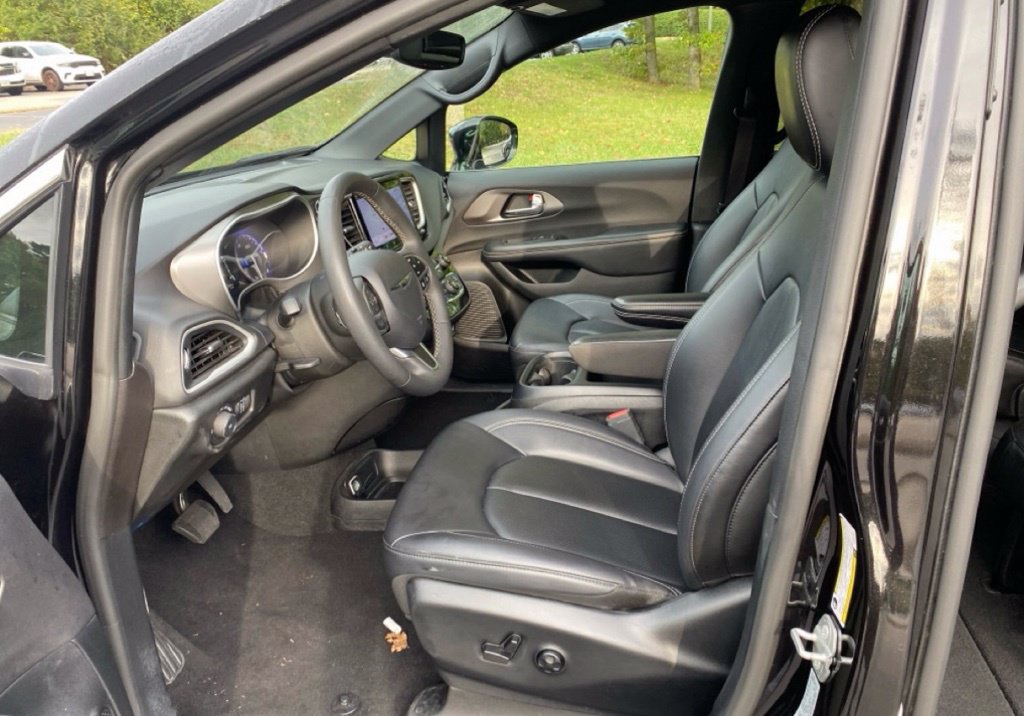 Used 2025 Chrysler Pacifica Select FWD image 6