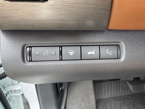 Used 2025 Nissan Pathfinder Platinum FWD image 25