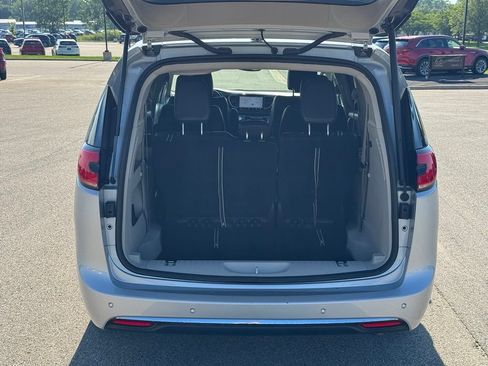Used 2024 Chrysler Pacifica Touring-L FWD image 35