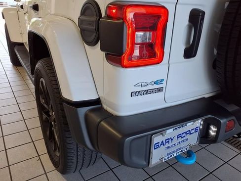 Used 2022 Jeep Wrangler Unlimited Sahara w/ Cold Weather Group AWD/4WD image 23