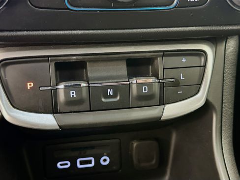 Used 2024 GMC Terrain SLT image 25