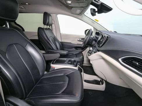 Used 2023 Chrysler Pacifica Touring-L FWD image 17