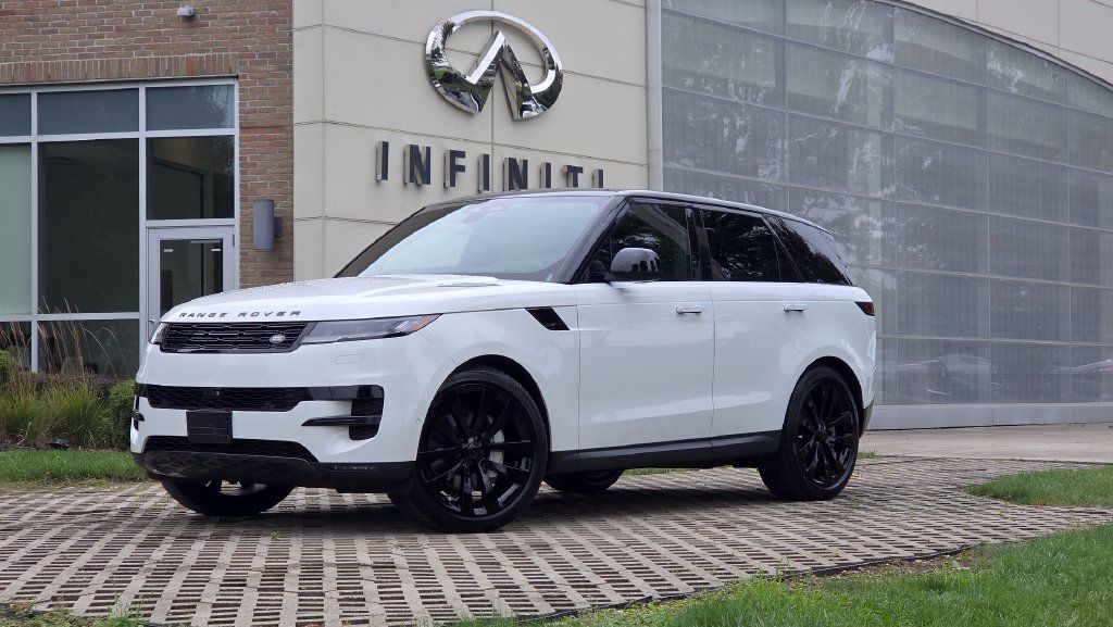 Used 2024 Land Rover Range Rover Sport SE AWD/4WD image 2