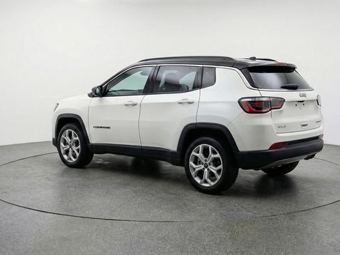 Used 2025 Jeep Compass Latitude AWD/4WD image 6