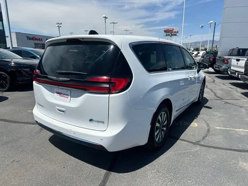 Used 2023 Chrysler Pacifica Limited FWD image 11