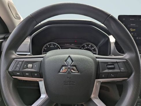 Used 2025 Mitsubishi Outlander ES FWD image 27
